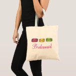 Bolso De Tela Macaron francés Cookies Boda de Bridesmaid Pastry<br><div class="desc">El bolso de tela tote tiene un ilustracion de marca original de una fila de galletas de macarón francesas, con BRIDESMAID en una fuente divertida. ¡Un regalo único para la fiesta de novias! ¿No ves lo que estás buscando? ¿Necesita ayuda con la personalización? Contacte con Rebecca para que tenga algo...</div>