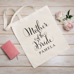 Bolso De Tela Madre de la novia Boda personalizada negra<br><div class="desc">La boda Mother of the Bride tote bag presenta modernos guiones de caligrafía giratoria negra con elegante texto de nombre de personalizado que usted puede personalizar. ¡Vea nuestros diseños coordinados de la fiesta nupcial!</div>