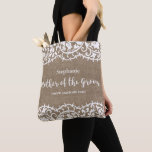 Bolso De Tela Madre del Personalizado de Burlap de Groom Rustic<br><div class="desc">A la Madre del Groom le encantará esta hermosa bolsa de té personalizada con un rústico borde de encaje sobre un falso fondo de burrega. Añade el nombre de la Madre del Groom y el texto personalizado para personalizar. Perfecto para llevar lo esencial del boda como maquillaje, zapatos, ropa y...</div>