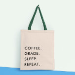 Bolso De Tela Maestra divertida graduación de tipografía moderna<br><div class="desc">La bolsa de té "coffee. grade. sleep. Repeat" es el accesorio perfecto para cualquier profesor amante de la diversión que quiera mostrar su amor por su profesión con estilo. La bolsa presenta un diseño minimalista y moderno que incorpora una divertida cita tipográfica. La cita, "café. grado. sueño. repetición", está impresa...</div>