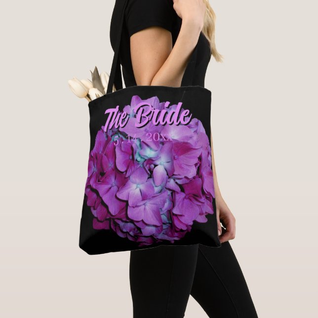 Bolso De Tela Magenta e hidrangeas verde azuladas para la novia (Detalle)