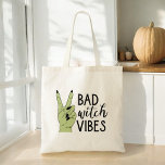 Bolso De Tela Mala bruja vibra Halloween moderna<br><div class="desc">Lleva tus productos básicos a la moda con nuestra Bolsa de Tote Moderno de Halloween de Mala Bruja. Con un diseño negro elegante con la atrevida frase "Bad Witch Vibes" en la tipografía moderna, este tote es perfecto para añadir un toque de fantasía a tu rutina diaria. Fabricado con materiales...</div>