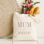 Bolso De Tela Mamá Año Numérico Romano Establecido<br><div class="desc">Una moderna bolsa minimalista de té para celebrar una momia de moda,  este tote minimalista limpio incluye "Mamá" o tu elección de apodo con letras neutras del serif. Personalizar con el año en que se convirtió en madre bajo elegantes números romanos para un toque de moda.</div>