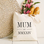 Bolso De Tela Mamá Año Numérico Romano Establecido<br><div class="desc">Una moderna bolsa minimalista de té para celebrar una momia de moda,  este tote minimalista limpio incluye "Mamá" o tu elección de apodo con letras en serif negras. Personalizar con el año en que se convirtió en madre bajo elegantes números romanos para un toque de moda.</div>