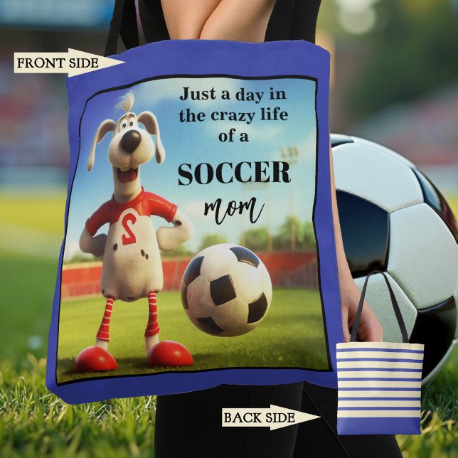 Bolso De Tela Mamá de fútbol divertida (Funny tote bag featuring a dog on a football field. Great for a soccer mom)