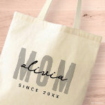Bolso De Tela Mamá desde el 20XX Preppy simple moderno<br><div class="desc">Este diseño sencillo y moderno se compone de una tipografía de san serif.</div>