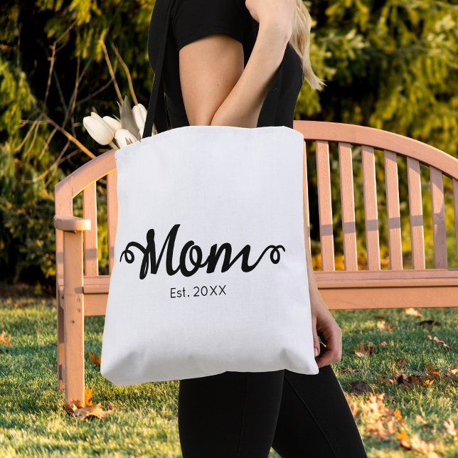 Bolso De Tela Mamá estableció nuevo regalo para mamá (Mom Established New Mom Gift Tote Bag in White with Black Script Text, Established Est Date.)
