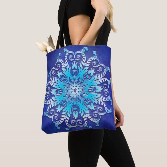 Bolso De Tela Mandala floral azul en fondo del grunge (Detalle)