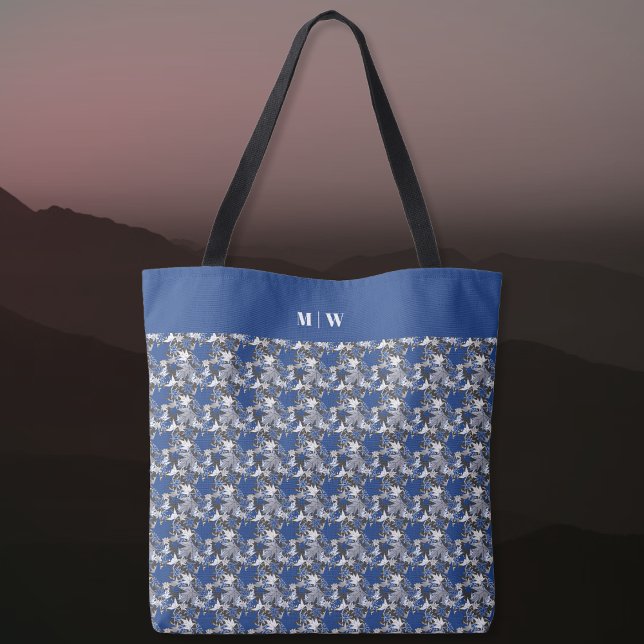 Bolso De Tela Maple deja azul en un fondo de carbón vegetal (Maple Leaves Blue on a Charcoal Background Tote Bag by The Canadian Outpost Shop)