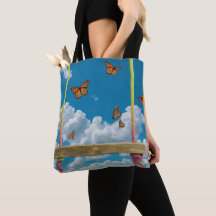 Mariposas naranjas en el cielo azul de ensueño
