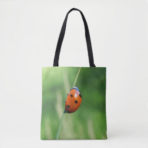 Bolso De Tela Mariquita en una hoja de hierba