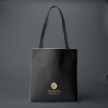 Bolso De Tela Masculina negra y dorada personalizada dama de hon<br><div class="desc">Añada un toque personal a su boda con la bolsa de tocador personalizada para la dama de honor. Este bolso de teta presenta un monograma negro en un elemento de círculo dorado con nombre y título en color dorado estilo profesional sobre fondo negro. También perfecto para criada de honor, chica...</div>