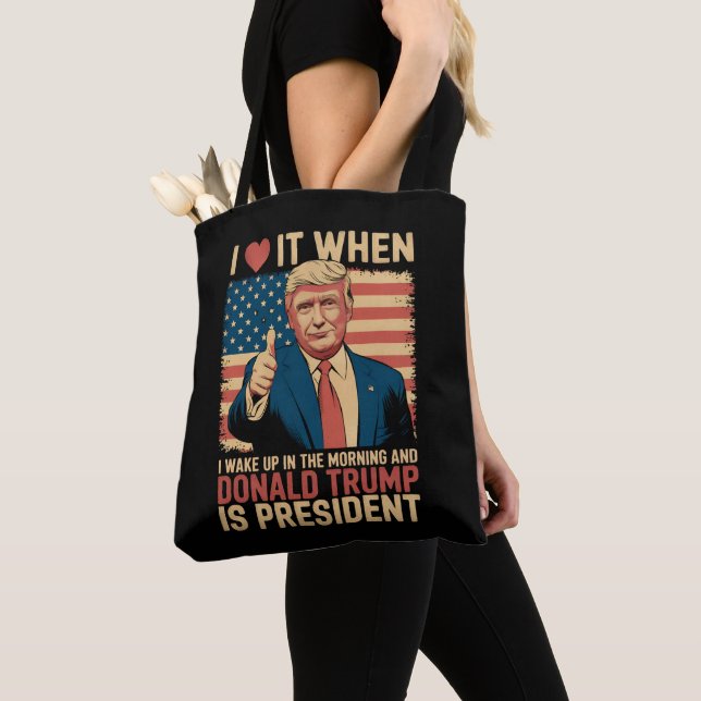 Bolso De Tela Me Encanta Cuando Me Despierto Y Trump Es Presiden (Detalle)