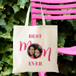 Bolso De Tela Mejor foto de mamá del Día de la Madre Rosa<br><div class="desc">Esta bolsa de fotos de la mejor mamá de todos los tiempos está decorada con la palabra Mamá en una tipografía rosa elegante. Personalizable fácil con tu foto. Hace un regalo perfecto para el Día de la Madre.</div>