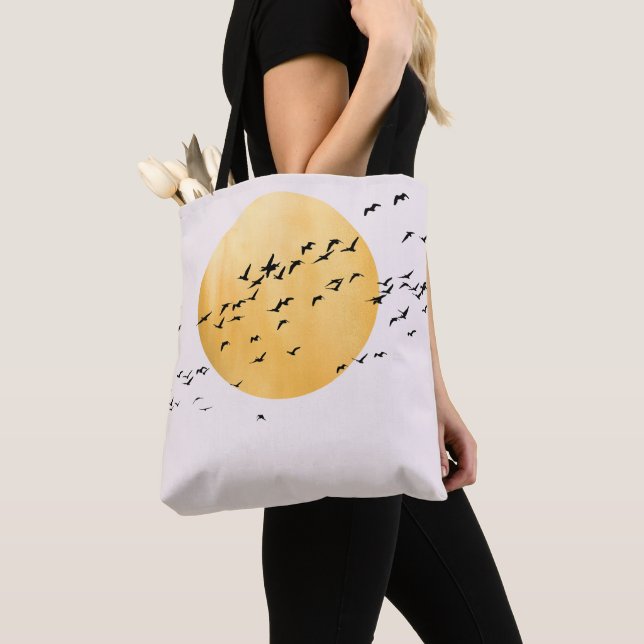 Bolso De Tela Minimalist Flock of Birds with Golden Sun (Detalle)