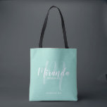 Bolso De Tela Mint Green Modern Script Personalizado Bridesmaids<br><div class="desc">Añada un toque personal a su boda con un bolso de regalo para damas de honor personalizado. Este bolso de tote presenta el nombre personalizado de la dama de honor en un estilo de letra de escritura moderno y blanco y monograma en un estilo de letra de escritura moderno verde...</div>