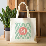 Bolso De Tela Mint y Coral Chevrons con Monograma Personalizado<br><div class="desc">Un diseño geométrico y gráfico en colores frescos y alegres. Si necesita ajustar los monogramas,  haga clic en el botón personalizar y realice cambios.</div>