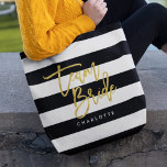 Bolso De Tela Moda Banda negra y blanca Faux Gold Team Bride<br><div class="desc">Bolsa de Tote todo-sobre-Print con las palabras "Team Bride" en un guión de moda falso de Relieve metalizado dorado contra un fondo de rayas blancas y negras. Perfecto para bodas de dama de honor, dama de honor y chica de flores. Para ver otros elementos coincidentes, vea https://www.zazzle.com/collections/119250194970828530?rf=238364477188679314 Personalízalo reemplazando el...</div>