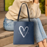 Bolso De Tela Moda Corazón Navy Azul personalizado<br><div class="desc">Esta bolsa azul marino de teta está personalizada con tu nombre en una fuente simple sobre un gran corazón blanco. Ideal para usted,  para sus damas de honor,  club de lectura,  regalo de graduación,  regalo de cumpleaños,  regalo de profesor o cualquier ocasión. MÁS colores en nuestra tienda.</div>