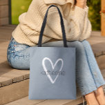 Bolso De Tela Moda Corazón personalizado azul turbio<br><div class="desc">Esta polvorienta bolsa azul de té se personaliza con tu nombre en una fuente simple sobre un gran corazón blanco. Ideal para usted,  para sus damas de honor,  club de lectura,  regalo de graduación,  regalo de cumpleaños,  regalo de profesor o cualquier ocasión. MÁS colores en nuestra tienda.</div>