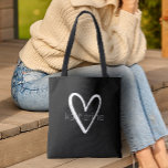 Bolso De Tela Moda Corazón personalizado negro<br><div class="desc">Este bolso negro de teta se personaliza con tu nombre en una fuente simple sobre un gran corazón blanco. Ideal para usted,  para sus damas de honor,  club de lectura,  regalo de graduación,  regalo de cumpleaños,  regalo de profesor o cualquier ocasión. MÁS colores en nuestra tienda.</div>