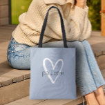 Bolso De Tela Moda Dusty Blue Heart Personalizado<br><div class="desc">Esta polvorienta bolsa azul de té se personaliza con tu nombre en una fuente simple sobre un gran corazón blanco. Ideal para usted,  para sus damas de honor,  club de lectura,  regalo de graduación,  regalo de cumpleaños,  regalo de profesor o cualquier ocasión. MÁS colores en nuestra tienda.</div>