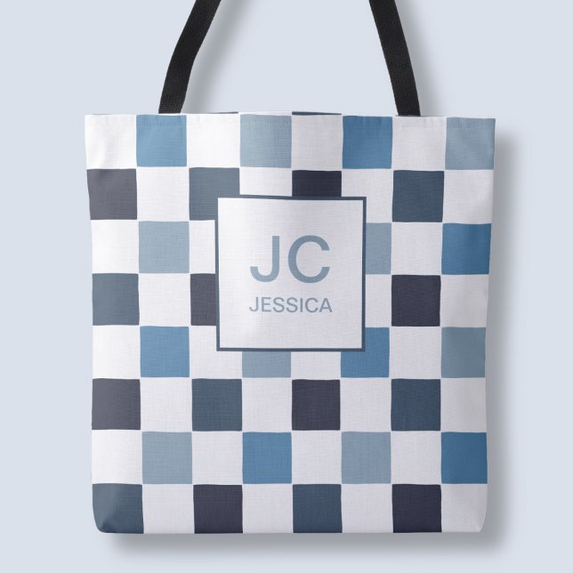 Bolso De Tela Moda Monograma azul mediocaldo Moderno de Initales (Monogram Checkered Blue Modern Simple Initals Chic Tote Bag)