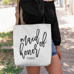 Bolso De Tela Moda Script de doncella de honor personalizada<br><div class="desc">¡Regale a tu criada de honor con esta magnífica bolsa de té personalizada! Diseño moderno y moderno en blanco y negro con "doncella de honor" en tipografía escrita a mano en negro. Fácilmente personalizar con el nombre de su dama de honor usando el campo de plantilla proporcionado.</div>