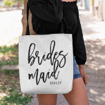 Bolso De Tela Moda Script Personalized Bridesmaid<br><div class="desc">¡Regale sus damas de honor con estas magníficas bolsas de té personalizadas! Diseño moderno y moderno en blanco y negro con "dama de honor en la tipografía escrita a mano en negro. Personalizar fácil con el nombre de la dama de honor usando el campo de plantilla proporcionado.</div>