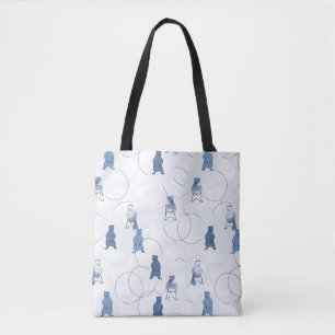 Bolso De Tela modelo que ofrece a un oso grizzly