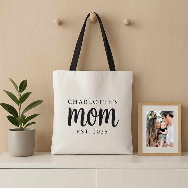 Bolso De Tela Modern Black Script establece el nombre personaliz (simple black and white mom established custom date and baby name tote bag for new mama mothers day)