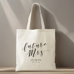 Bolso De Tela Modern Calligraphy Future Mrs.<br><div class="desc">Bolsa de tetas diseñada por el personalizado para que la novia presente el diseño moderno y elegante de la caligrafía de la mano "futura señora". Personaliza con nombre y fecha.</div>