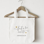 Bolso De Tela Modern Script Gold Hearts Future Mrs.<br><div class="desc">La bolsa de regalo de regalo de regalo para la ducha de novia diseñada por un personalizado que incluye "futura señora" y su nombre familiar personalizado en caligrafía moderna y elegante con diseño de corazones dorados.</div>