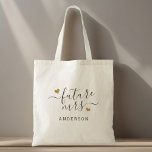 Bolso De Tela Modern Script Gold Hearts Future Mrs.<br><div class="desc">La bolsa de regalo de regalo de regalo para la ducha de novia diseñada por un personalizado que incluye "futura señora" y su nombre familiar personalizado en caligrafía moderna y elegante con diseño de corazones dorados.</div>