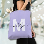 Bolso De Tela Monograma con el nombre de guión de color púrpura<br><div class="desc">Personalizado Girly Light Purple y Blanco Trendy y Moderno Script Nombre Monograma Tote Bag. Añade un toque suave y femenino a tu estilo cotidiano con esta moda y juguetón bolso de tote. Con un fondo violeta claro y una inicial en blanco y negrita (sin brillo ni Relieve metalizado), emparejada con...</div>