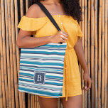 Bolso De Tela Monograma de banda múltiple azul y blanco<br><div class="desc">Nuestra bolsa de tote con monograma a rayas presenta un patrón de rayas horizontales variado en tonos azules fríos de verano,  con su monograma inicial para coordinar el azul marino. Si no se monogra,  simplemente elimine el ejemplo inicial y haga clic en "borrar" para eliminar el cuadrado azul.</div>