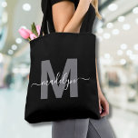 Bolso De Tela Monograma de Black Trendy Modern Script Name<br><div class="desc">Elegante Personalizado Black Trendy Script Moderno Nombre Monograma Tote Bag. Añade un toque de sofisticación a tu estilo diario con esta bolsa de moda. Este tote, con una inicial gris y elegante centrada en un fondo negro nítido, con un diseño limpio y moderno a ambos lados, combina elegancia y practicidad....</div>