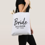 Bolso De Tela Monograma de fecha establecida de escritura de nov<br><div class="desc">No puedes ir sin este Monograma de Monograma a la Bolsa de la Tosa con el guión de novia Blanco. Está diseñado a ambos lados con "novia" en escritura negra moderna. Personalizado con el nombre de la novia y año de boda establecido. Gran idea de regalo para la ducha de...</div>