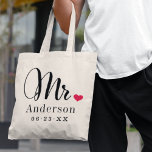 Bolso De Tela Monograma de la boda personalizada con el corazón<br><div class="desc">La bolsa personalizada Mr. tote para el novio recién casado presenta un elegante guión negro moderno y un estilo clásico de apellido y texto monograma de fecha boda que puede ser personalizado. El diseño incluye un bonito detalle de corazón rojo. ¡Hace un gran regalo de boda para la luna de...</div>