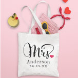 Bolso De Tela Monograma de matrimonio personalizado de la señora<br><div class="desc">La bolsa personalizada Mrs. tote para la novia recién casada presenta un elegante guión negro moderno y un estilo clásico de apellido y texto monograma de fecha boda que se puede personalizar. El diseño incluye un bonito detalle de corazón rojo. ¡Hace un gran regalo de boda! Compra nuestra tienda para...</div>