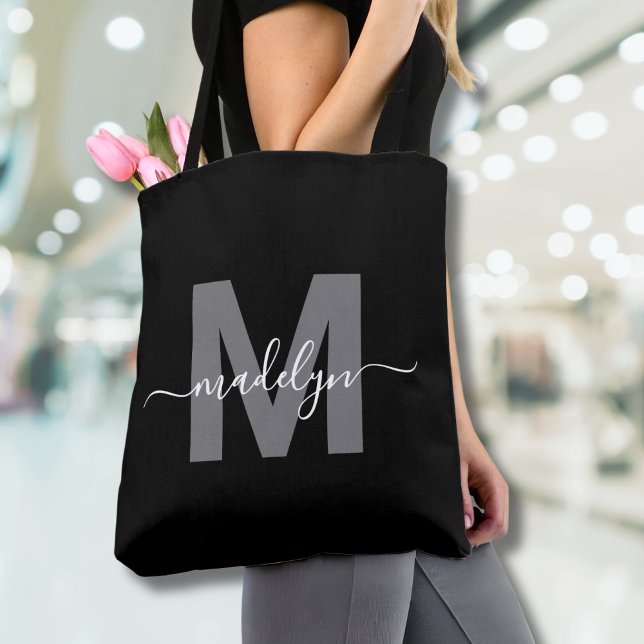 Bolso De Tela Monograma de nombre con letra script moderna trend (Black Trendy Modern Script Name Monogram Tote Bag)