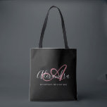 Bolso De Tela Monograma de nombre de letra script elegante rosa<br><div class="desc">¡Personaliza tu elegante bolsa de compras negra con monograma de moda! El texto a continuación se puede personalizar según tu frase preferida o incluso tu nombre completo; también puedes eliminarlo si lo prefieres. Si necesitas ayuda,  por favor háznoslo saber en belytaliarecipes@gmail.com,  y estaremos encantados de ayudarte. © Belytalia 2022</div>