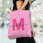 Bolso De Tela Monograma de nombre de letra script moderno de mod<br><div class="desc">Bolso de mano con monograma de nombre con escritura moderna y tendencia rosa personalizado. Agrega un toque de diversión y feminidad a tu estilo diario con este bolso chic y juguetón. Con un fondo rosa brillante y feliz y una inicial magenta rosa intenso en negrita (sin brillo ni lámina metálica),...</div>
