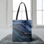 Bolso De Tela Monograma de oro de Geode Blue Agate de Marina<br><div class="desc">Monograma de la Marina Azul y el Relieve metalizado dorado Agate Geode Hermosa Bolsa del libro de nombres de guión elegante. Esto hace que el dulce perfecto 16, 13, 15, 16, 18, 21, 30, 40, 50, 60, 70, 80, 90, 100 cumpleaños, boda, ducha de novias, aniversario, ducha de bebé, graduación...</div>