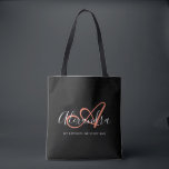Bolso De Tela Monograma del nombre de guión elegante rosado de C<br><div class="desc">Personaliza tu hermosa bolsa de tote negra monocromática de moda! El texto siguiente puede ser personalizado a su frase preferida o incluso a su nombre completo; también puede eliminarlo si lo prefiere. Si necesita ayuda,  por favor háganoslo saber en belytaliarecipes@gmail.com,  y nos complacerá asistirle. © Belytalia 2022</div>