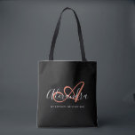 Bolso De Tela Monograma del nombre de guión elegante rosado de C<br><div class="desc">Personaliza tu hermosa bolsa de tote negra monocromática de moda! El texto siguiente puede ser personalizado a su frase preferida o incluso a su nombre completo; también puede eliminarlo si lo prefiere. Si necesita ayuda,  por favor háganoslo saber en belytaliarecipes@gmail.com,  y nos complacerá asistirle. © Belytalia 2022</div>