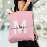 Bolso De Tela Monograma del nombre de guión elegante rosado de R<br><div class="desc">Personalizada Rubor Rosa y Blanco Trendy Nombre de escritura moderno Monograma Tote Bag. Añade un toque suave y femenino a tu estilo cotidiano con esta moda y juguetón bolso de tote. Con un fondo rosa rubor y una inicial en negrita y blanca (sin brillo ni Relieve metalizado), emparejada con un...</div>