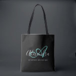 Bolso De Tela Monograma del nombre del guión negro de la Moda ve<br><div class="desc">Personaliza tu hermosa bolsa de tote negra monocromática de moda! El texto siguiente puede ser personalizado a su frase preferida o incluso a su nombre completo; también puede eliminarlo si lo prefiere. Si necesita ayuda,  por favor háganoslo saber en belytaliarecipes@gmail.com,  y nos complacerá asistirle. © Belytalia 2022</div>