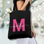 Bolso De Tela Monograma del nombre moderno del guión negro rosad<br><div class="desc">Elegante y personalizada Black and Magenta Hot Pink Trendy Script Nombre Monograma Tote Bag. Añade un toque de diversión y glamour a tu estilo diario con esta bolsa de moda. Este tote combina elegancia con un alegre toque de color en un original color agudo y rosa, centrado en un fondo...</div>