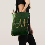 Bolso De Tela Monograma del Purpurina de oro verde de moda Agate<br><div class="desc">Añada un toque de purpurina y de glam a su conjunto con esta elegante bolsa de té personalizada con un fondo de ágata verde acentuado con un falso purpurina de oro. Personaliza tu caligrafía inicial de escritura dorada con letras a mano con tu nombre arriba. Un regalo único para el...</div>